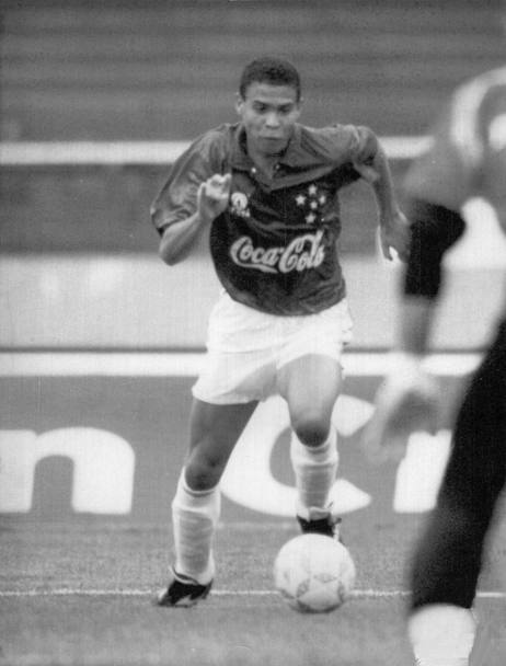 Un giovane Ronaldo nel 1994 con la maglia del Cruzeiro, la squadra con cui ha debuttato nel calcio professionistico (Agencia Estado)